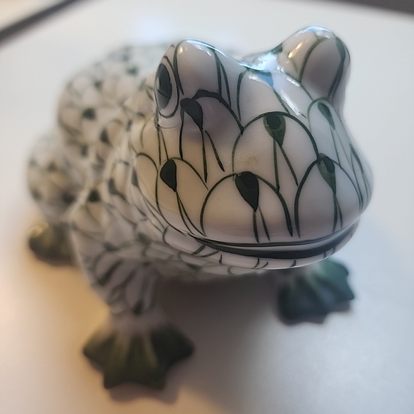 Andrea By Sadek Hand Painted Porcelain Frog Green And White. - Picture 10 of 13